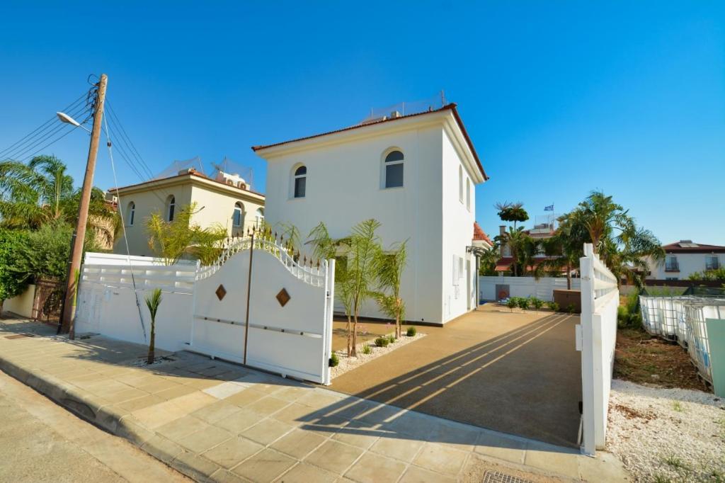 Villa Mario - 2Min Walk From Kapparis Beach Paralimni Exterior photo