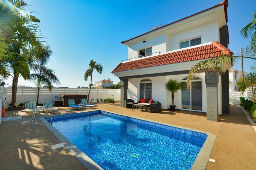 Villa Mario - 2Min Walk From Kapparis Beach Paralimni Exterior photo